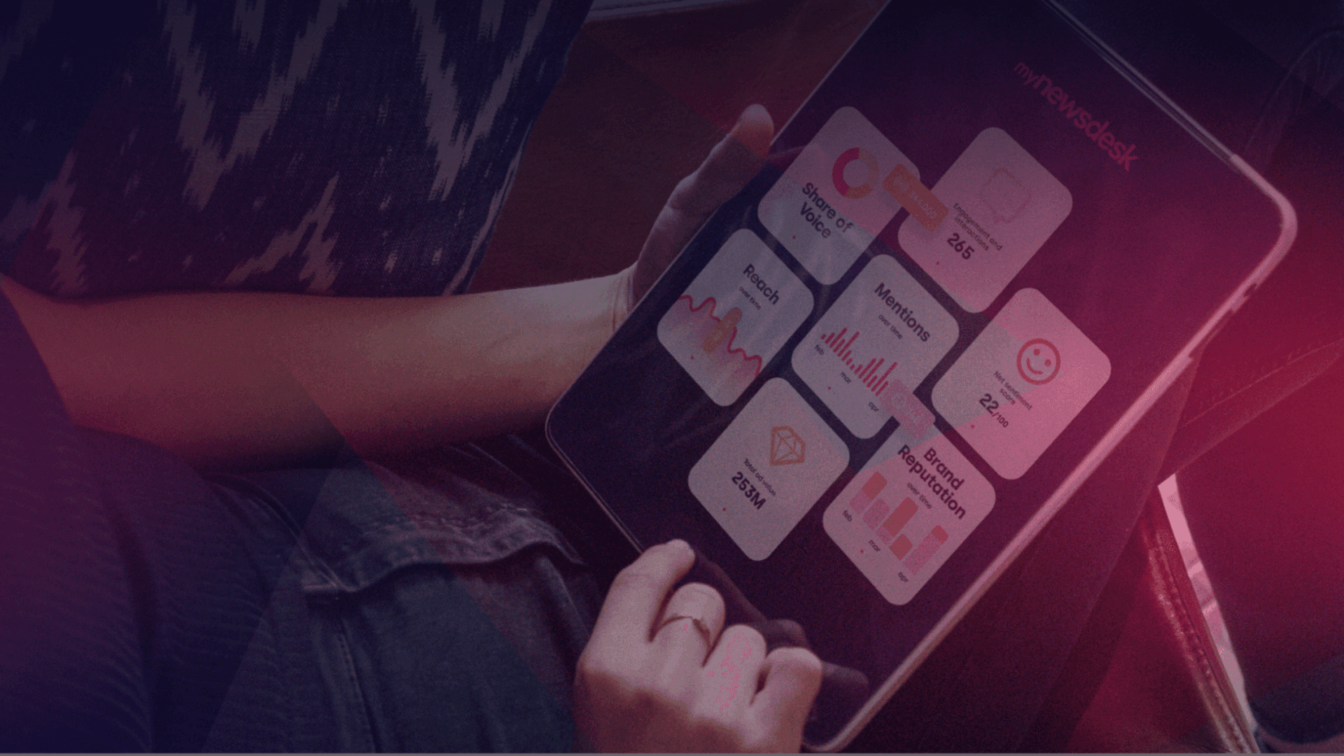Image of mynewsdesk product on an ipad being held my a PR proffesional