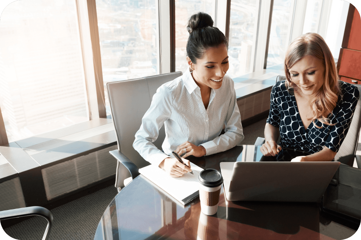 Image of 2 PR and communication professionals working in Mynewsdesk PR tool on the computer
